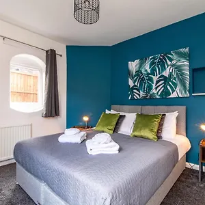 Newly Refurbished Homely 4br In Sherwood Holiday home